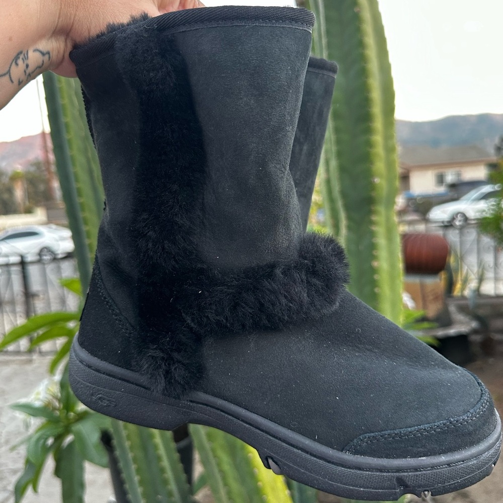 UGG SUNBURST SHORT BLACK SHEARLING BOOTS US #6